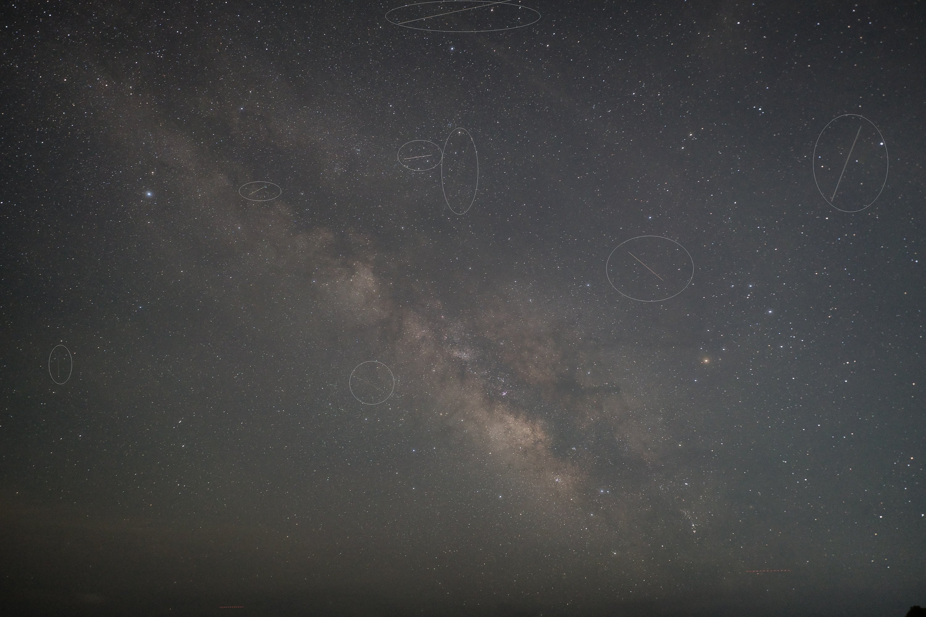 流星群の写真を見直してみると…
