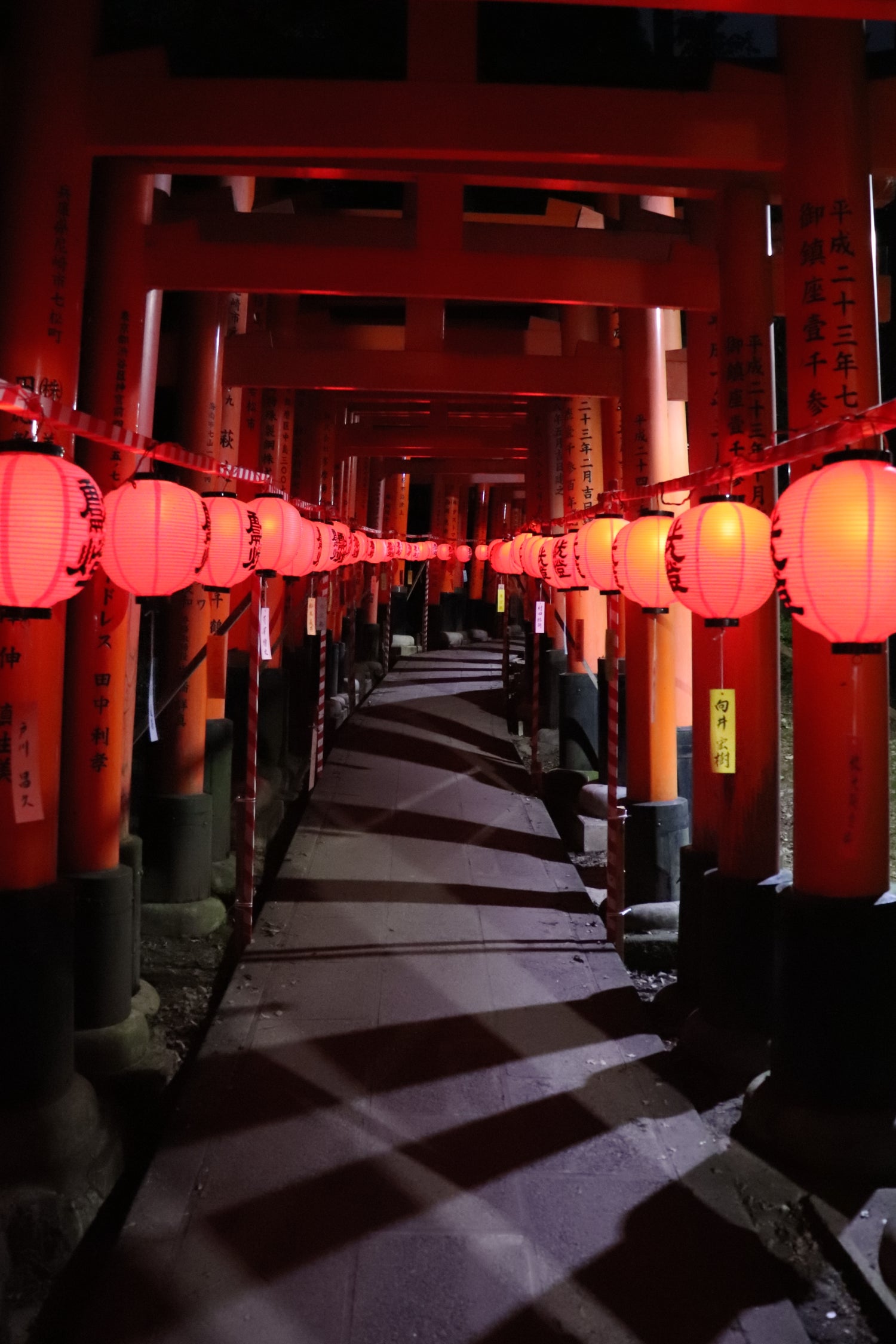 闇夜の千本鳥居は怪しく輝く